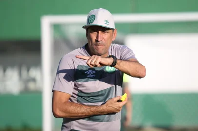  

Treino da Chapecoense, na foto o técnico Vinicius Eutrópio