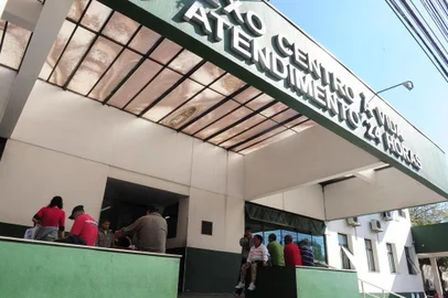  CAXIAS DO SUL, RS, BRASIL (25/07/2017). Postão 24 Horas Superlotado. Usuários da saúde pública aguardam atendimento no Postão 24 Horas. (Roni Rigon/Pioneiro)>