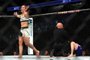 Cris Cyborg nocauteia Tonya Evinger e conquista cinturão do peso pena feminino no UFC 214