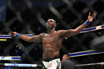Jon Jones nocauteia Daniel Cormier e retoma o cinturão dos meio-pesados no UFC 214