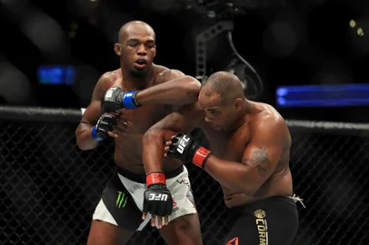 Jon Jones nocauteia Daniel Cormier e retoma o cinturão dos meio-pesados no UFC 214