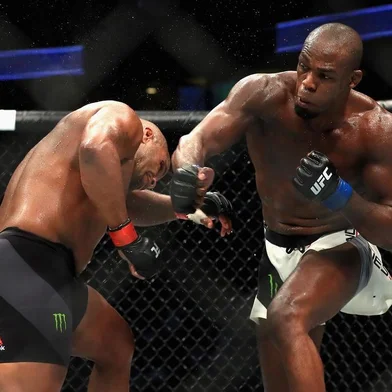 Jon Jones nocauteia Daniel Cormier e retoma o cinturão dos meio-pesados no UFC 214
