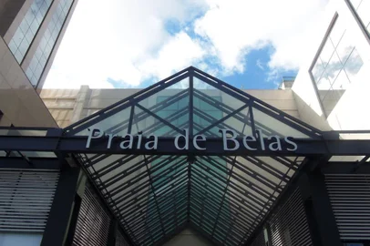 Fachada do shopping Praia de Belas, em Porto Alegre.