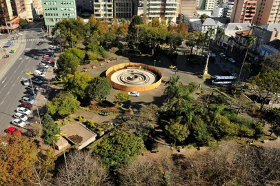  CAXIAS DO SUL, RS, BRASIL, 27/07/2017. A Praça Dante Alighieri passa por mudanças. O chafariz segue em obras, algumas partes da calçada, especialmente ao redor de árvores, estão sendo refeitas, há bancos a serem instalados e há a possibilidade da construção de uma guarita para a Brigada Militar sobre o banheiro da Dante. (Diogo Sallaberry/Agência RBS)