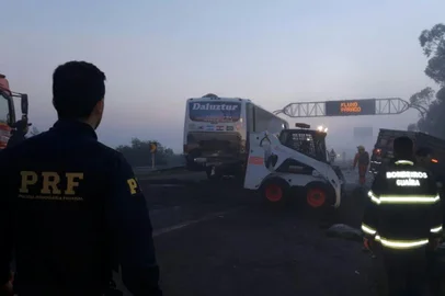 Um engavetamento envolvendo duas carretas, um ônibus, ao menos três automóveis e motos interrompe a BR-290 no quilômetro 109, próximo ao trevo de acesso a Eldorado do Sul, sentido Interior-Capital. Equipes da concessionária Concepa e Bombeiros estão no local atendendo os feridos. Há vítimas presas nas ferragens. O motorista de um dos caminhões morreu.