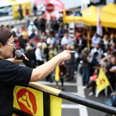 Os professores estaduais aprovaram, em assembleia geral, na Praça da Matriz, na manhã desta terça-feira (01/08), greve por tempo indeterminado. A categoria decidiu fazer uma nova assembleia na sexta-feira (04/08) para fazer uma avaliação do movimento.NA FOTO: A presidente do Cpers/Sindicato estadual, Helenir Aguiar Schürer, falando para os professores presentes na Assembleia