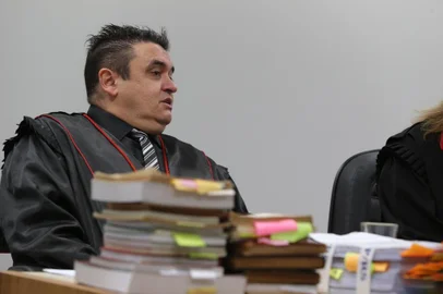  PORTO ALEGRE, RS, BRASIL - 19-06-2017 - O bioquímico Ênio Luiz Carnetti, acusado de matar a mulher e o filho a facadas em 2012, não participa do júri desta segunda-feira. Carnetti esteve na 1ª vara do júri de Porto Alegre, onde ocorre o julgamento, mas, atendendo a pedido do réu, a juíza Taís Calau de Barros permitiu que ele voltasse ao Presídio Central, onde está detido. Na foto: Promotor Eugênio Amorim (FOTO: FERNANDO GOMES/AGÊNCIA RBS)