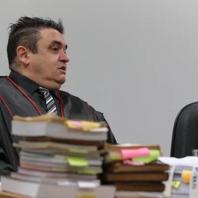  PORTO ALEGRE, RS, BRASIL - 19-06-2017 - O bioquímico Ênio Luiz Carnetti, acusado de matar a mulher e o filho a facadas em 2012, não participa do júri desta segunda-feira. Carnetti esteve na 1ª vara do júri de Porto Alegre, onde ocorre o julgamento, mas, atendendo a pedido do réu, a juíza Taís Calau de Barros permitiu que ele voltasse ao Presídio Central, onde está detido. Na foto: Promotor Eugênio Amorim (FOTO: FERNANDO GOMES/AGÊNCIA RBS)