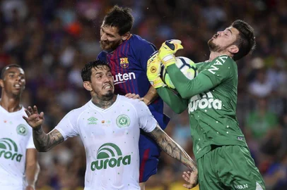  

Barcelonas Argentinian forward Lionel Messi (C) vies with Chapecoenses goalkeeper Elias Martello (R) and Chapecoenses defender Victor Ramos during the 52nd Joan Gamper Trophy friendly football match between Barcelona FC and Chapecoense at the Camp Nou stadium in Barcelona on August 7, 2017. / AFP PHOTO / Josep LAGO

Editoria: SPO
Local: Barcelona
Indexador: JOSEP LAGO
Secao: soccer
Fonte: AFP
Fotógrafo: STR