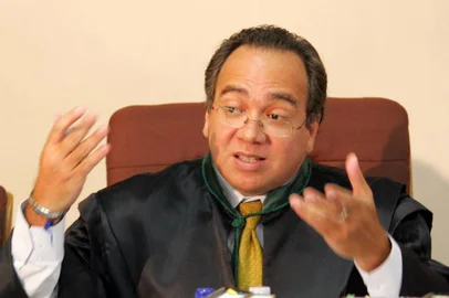 INSSBrasil, Rio de Janeiro, RJ, 09/03/2005. O auditor fiscal do INSS, Arnaldo Carvalho da Costa (e), acusado de fraudar a Receita Previdenciária, presta depoimento ao juiz Flávio Roberto de Souza (d), observado pelo procurador da República, Fábio Aragão, na Justiça Federal, no centro do Rio de Janeiro. - Crédito:MARCOS D'PAULA/ESTADÃO CONTEÚDO/AE/Código imagem:179935Editoria: POLLocal: RIO DE JANEIROIndexador: MARCOS D'PAULAFonte: AGE