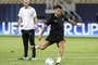 Real Madrids French head coach Zinedine Zidane (L) looks on as Real Madrids forward Cristiano Ronaldo shoots the ball during a training session before the UEFA Super Cup 2017 football match between Real Madrid and Manchester United at the National Arena Filip II on August 7, 2017 in Skopje. / AFP PHOTO / NIKOLAY DOYCHINOV