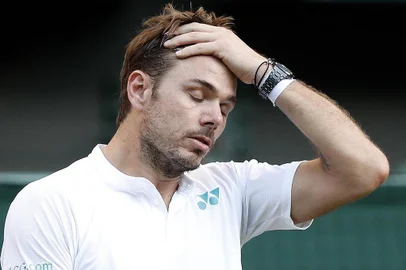  Switzerlands Stan Wawrinka reacts against Russias Daniil Medvedev during their mens singles first round match on the first day of the 2017 Wimbledon Championships at The All England Lawn Tennis Club in Wimbledon, southwest London, on July 3, 2017.Medvedev won 6-4, 3-6, 6-4, 6-1. / AFP PHOTO / Adrian DENNIS / RESTRICTED TO EDITORIAL USEEditoria: SPOLocal: LondonIndexador: ADRIAN DENNISSecao: tennisFonte: AFPFotógrafo: STF