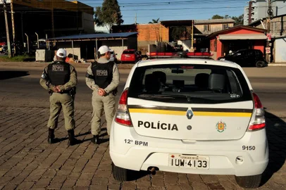  CAXIAS DO SUL, RS, BRASIL, 04/08/2017. Policiamento comunitário pode ser afetado com falta de repasse de verbas. Os soldados Nogueira (d) e Ramires (e) fazem o policiamento comunitário na região do bairro Desvio Rizzo. (Diogo Sallaberry/Agência RBS)