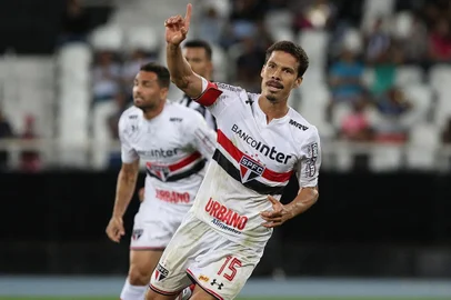  

Hernane reestreia pelo São Paulo com gol e vitória contra o Botafogo no Engenhão
Indexador: Rubenss Chiri