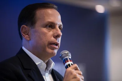  

FLORIANÓPOLIS, SC, BRASIL, 05-05-2017 - Prefeito de São Paulo, João Dória, foi o palestrante da tarde de hoje para um grande grupo de empresários e políticos de Santa Catarina na sede da FIESC. Dória, entre enaltecer seus 4 meses de governo e programas adotados, atacou petistas e uma série de pessoas denominadas por ele de todos os istas. Apelou por apoio à reforma da previdência e deixou claro que o atual governo é bom para o país. Apesar de dizer não sair candidato à presidência da república em 2018, João Dória sorriu quando ouviu os gritos de Brasil Urgente, Dória Presidente!. Os presentes comemoraram e aplaudiram o político levantando de suas cadeiras. Sobre a palestra, pouco se ouviu sobre gestão, que era o principal propósito.
