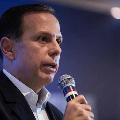  

FLORIANÓPOLIS, SC, BRASIL, 05-05-2017 - Prefeito de São Paulo, João Dória, foi o palestrante da tarde de hoje para um grande grupo de empresários e políticos de Santa Catarina na sede da FIESC. Dória, entre enaltecer seus 4 meses de governo e programas adotados, atacou petistas e uma série de pessoas denominadas por ele de todos os istas. Apelou por apoio à reforma da previdência e deixou claro que o atual governo é bom para o país. Apesar de dizer não sair candidato à presidência da república em 2018, João Dória sorriu quando ouviu os gritos de Brasil Urgente, Dória Presidente!. Os presentes comemoraram e aplaudiram o político levantando de suas cadeiras. Sobre a palestra, pouco se ouviu sobre gestão, que era o principal propósito.