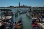 TOURISTS-HOROWITZ-LSPR-080817EMBARGO: No electronic distribution, Web posting or street sales before 3 a.m. ET Wednesday, Aug. 2, 2017. No exceptions for any reason  *** Tourists take gondolas from in front of the Ponte Della Paglia in Venice, Italy, July 16, 2017. Italian officials worry that the famed, sinking city is being further swamped by a Òlow-quality tourismÓ that is making life almost unbearable for residents. (Andrew Testa/The New York Times)Editoria: ILocal: VENICEIndexador: ANDREW TESTAFonte: NYTNSFotógrafo: STR
