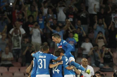  Napolis Brazilian-born midfielder Jorginho (hidden) celebrates with teammates after scoring a penalty during the UEFA Champions League Play Off first leg football match SSC Napoli vs OCG Nice, on August 16 2017 at the San Paolo Stadium. / AFP PHOTO / Editoria: SPOLocal: NaplesIndexador: CARLO HERMANNSecao: soccerFonte: AFPFotógrafo: STR