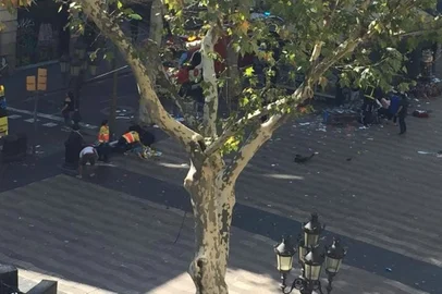 Atentado terrorista deixa ao menos 13 mortos e 100 feridos em Barcelona