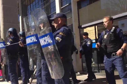 CAXIAS DO SUL, RS, BRASIL, 22/08/2017. Cerca de 50 pessoas se mobilizaram em frente à prefeitura na manhã desta terça-feira para protestar contra ações de reintegração de posse que estão sendo executadas pelo poder público em diversos bairros de Caxias. No início do expediente, houve um breve desentendimento entre manifestantes e a Guarda Municipal, que, no entanto, conseguiu convencer o grupo a desobstruir os acessos. (André Fiedler/Agência RBS)
