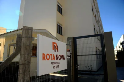 CAXIAS DO SUL, RS, BRASIL, 19/07/2017. Famílias que vivem numa área de ocupação às margens da Rota do Sol sonham desde 2011 com a transferência para os apartamentos do programa Minha Casa, Minha Vida. Enquanto aguardam a entrega dos imóveis, que estão prontos há seis meses, as pessoas vivem em situação de extrema vulnerabilidade.  (Diogo Sallaberry/Agência RBS)