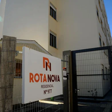 CAXIAS DO SUL, RS, BRASIL, 19/07/2017. Famílias que vivem numa área de ocupação às margens da Rota do Sol sonham desde 2011 com a transferência para os apartamentos do programa Minha Casa, Minha Vida. Enquanto aguardam a entrega dos imóveis, que estão prontos há seis meses, as pessoas vivem em situação de extrema vulnerabilidade.  (Diogo Sallaberry/Agência RBS)