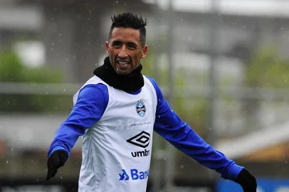  

PORTO ALEGRE, RS, BRASIL - 08-08-2017 - Treino fechado confirma Grêmio com Barrios e sem Edilson contra o Godoy Cruz. Jogador Lucas Barrios (FOTO: MATEUS BRUXEL/AGÊNCIA RBS)