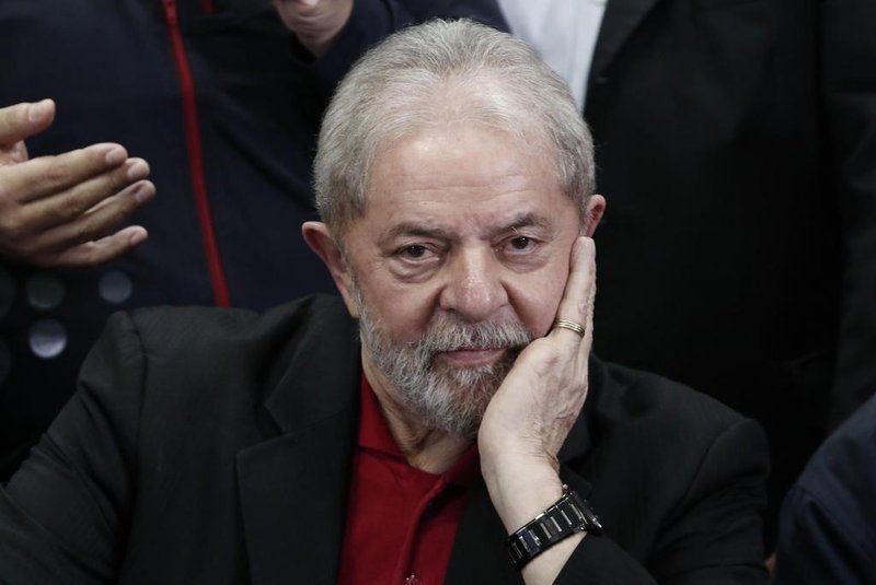  Former Brazilian president Luiz Inacio Lula Da Silva gestures during a press conference in Sao Paulo, Brazil on July 13, 2017.Brazil's former president Luiz Inacio Lula da Silva said on Thursday -- a day after he was convicted and sentenced for graft -- that judges and political opponents were "destroying democracy." In his first public reaction to the verdict handed down on Wednesday, Lula implied the judgment was aimed at preventing him being a comeback candidate in presidential elections next year. "They're destroying democracy in our country," he told reporters in Sao Paulo. / AFP PHOTO / Miguel SCHINCARIOLEditoria: WARLocal: Sao PauloIndexador: MIGUEL SCHINCARIOLSecao: crisisFonte: AFPFotógrafo: STR