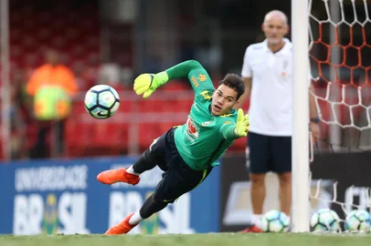 Taffarel observa Ederson em treino da Seleção Brasileira