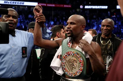 Floyd Mayweather Jr. v Conor McGregorLAS VEGAS, NV - AUGUST 26: Floyd Mayweather Jr. celebrates with the WBC Money Belt after his TKO of Conor McGregor in their super welterweight boxing match on August 26, 2017 at T-Mobile Arena in Las Vegas, Nevada.   Christian Petersen/Getty Images/AFPEditoria: SPOLocal: Las VegasIndexador: Christian PetersenSecao: BoxingFonte: GETTY IMAGES NORTH AMERICAFotógrafo: STF