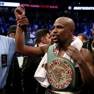 Floyd Mayweather Jr. v Conor McGregorLAS VEGAS, NV - AUGUST 26: Floyd Mayweather Jr. celebrates with the WBC Money Belt after his TKO of Conor McGregor in their super welterweight boxing match on August 26, 2017 at T-Mobile Arena in Las Vegas, Nevada.   Christian Petersen/Getty Images/AFPEditoria: SPOLocal: Las VegasIndexador: Christian PetersenSecao: BoxingFonte: GETTY IMAGES NORTH AMERICAFotógrafo: STF