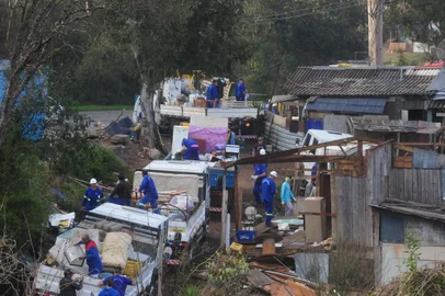  

CAXIAS DO SUL, RS, BRASIL (28/08/2017). Loteamento Irregular Cidade Industrial, localizado ao lado da  Rota do Sol. Prefeitura, com auxílio da Secretaria da Habitação, auxilia na mudança para o Loteamento Rota Nova.  Habitação 2017.    (Roni Rigon/Pioneiro).