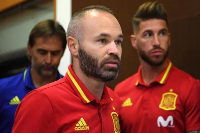 Spains midfielder Andres Iniesta (C) arrives followed by Spains defender Sergio Ramos (R) and Spains coach Julen Lopetegui to give a press conference at the Royal Spanish Football Federations Ciudad del Futbol in Madrid on September 1, 2017 on the eve of their World Cup 2018 qualifier football match against Italy. / AFP PHOTO / GABRIEL BOUYS