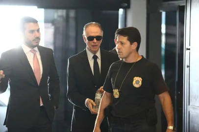 Nuzman chega à sede da Polícia Federal para depor

RJ - OLIMPÍADA/RIO-2016/OPERAÇÃO UNFAIR PLAY - ESPORTES - O presidente do Comitê Olímpico do Brasil (COB) e do Comitê Rio 2016,   Carlos Arthur Nuzman, chega para depor na sede da Polícia Federal do Rio,   na manhã desta terça-feira, 05. Nuzman vai prestar esclarecimentos na   operação que investiga a compra de jurados na eleição da cidade sede da   Olimpíada de 2016. A ação, batizada de Unfair Play, é mais uma etapa da   Lava Jato no Rio de Janeiro.   05/09/2017 - Foto: FÁBIO MOTTA/ESTADÃO CONTEÚDO

Editoria: ESPORTES
Local: RIO DE JANEIRO
Indexador: FÁBIO MOTTA
Fotógrafo: ESTADÃO CONTEÚDO