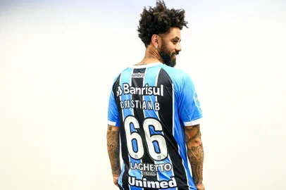 RS - FUTEBOL/APRESENTACAO GREMIO  - ESPORTES - Gremio apresenta o volante Cristian como novo reforÃ§o para a temporada 2017. FOTO: LUCAS UEBEL/GREMIO FBPA