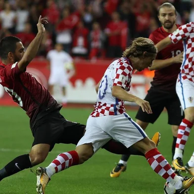  

Croatias Luka Modric (C) vies with Turkeys Arda Turan (L) during the FIFA World Cup 2018 qualifying football match between Turkey and Croatia in Eskisehir, on September 5, 2017.  / AFP PHOTO / ADEM ALTAN

Editoria: POL
Local: Eskisehir
Indexador: ADEM ALTAN
Secao: government
Fonte: AFP
Fotógrafo: STF