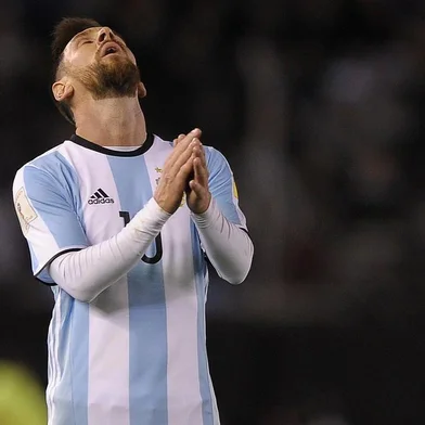 Argentinas Lionel Messi gestures during the 2018 World Cup qualifier football match against Paraguay in Buenos Aires, on September 5, 2017. / AFP PHOTO / Alejandro PAGNI