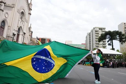  CAXIAS DO SUL, RS, BRASIL (07/09/2017). Semana da Pátria 2017.  Desfile de Sete de Setembro retorna à rua Sinimbu. Dia com temperatura agradável e grande público,  escolas, escoteiros, Brigada Militar, Exército, Bombeiros e  Guarda Municipal participam do desfile de sete de Setembro com fortes aplausos. (Roni Rigon/Pioneiro).