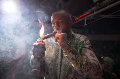 Passadas duas semanas da luta contra Floyd Mayweather pelas regras do boxe, o irlandês Conor McGregor está aproveitando a vida em Ibiza, praia da Espanha. A vida mansa está documentada no Instagram do lutador. As imagens postadas nesta quinta-feira (7) mostram McGregor aproveitando a noite com direito a charuto.