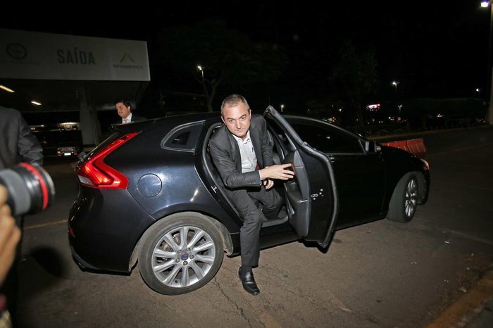 JOESLEY BATISTA  CHEGA AO AEROPORTO DE BRASÍLIA APÓS DEPOR NA PGR

DF - PGR/RODRIGO JANOT/DELAÇÃO/STF  - POLÍTICA - O empresário Joesley Batista, do Grupo J&F, chega ao Aeroporto de Brasília, nesta quinta-  feira, 7. Ele chegou à capital federal de manhã junto com o diretor jurídico do grupo   Francisco de Assis e o diretor Ricardo Saud para prestar esclarecimentos à Procuradoria-  Geral da República (PGR) no procedimento que deve revogar o benefício de imunidade   penal concedido aos delatores. Em gravação, Saud e Joesley falaram sobre uma suposta   influência de Miller nas tratativas para a delação. O ex-procurador foi exonerado no início   de abril da PGR. Segundo o Ministério Público, o primeiro contato oficial dos executivos   para falar de delação foi próximo do dia 27 de março.   07/09/2017 - Foto: DIDA SAMPAIO/ESTADÃO CONTEÚDO

Editoria: POLÍTICA
Local: BRASÍLIA
Indexador: DIDA SAMPAIO
Fotógrafo: ESTADÃO CONTEÚDO