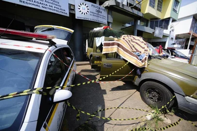  

GRAVATAI, RS, BRASIL.2017-09-10. Viaturas da Brigada Militar e da Gurada Municipal de Gratavai, transformadas em prisões, presos estão em viaturas ha varios dias, algemadados e acorrentados, e fazendo necessidades fisiologicas e garrafas pets, e uportando temperatura de mais 30 graus.(RONALDO BERNARDI/AGENCIA RBS).