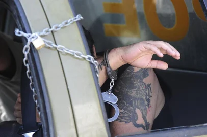  

GRAVATAI, RS, BRASIL.2017-09-10. Viaturas da Brigada Militar e da Gurada Municipal de Gratavai, transformadas em prisões, presos estão em viaturas ha varios dias, algemadados e acorrentados, e fazendo necessidades fisiologicas e garrafas pets, e uportando temperatura de mais 30 graus.(RONALDO BERNARDI/AGENCIA RBS).
