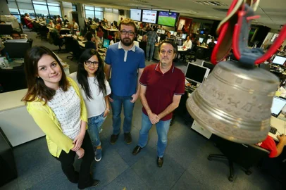  

PORTO ALEGRE, RS,  BRASIL, 08-09-2017. Os editores da hora de ZH, Debora Predella e Jaisson Valim, com Sabrina Passos, gerente de produto digital, e Nilson Vargas, editor-chefe do jornal ZH, com o sino da redação. (LAURO ALVES/AGÊNCIA RBS)