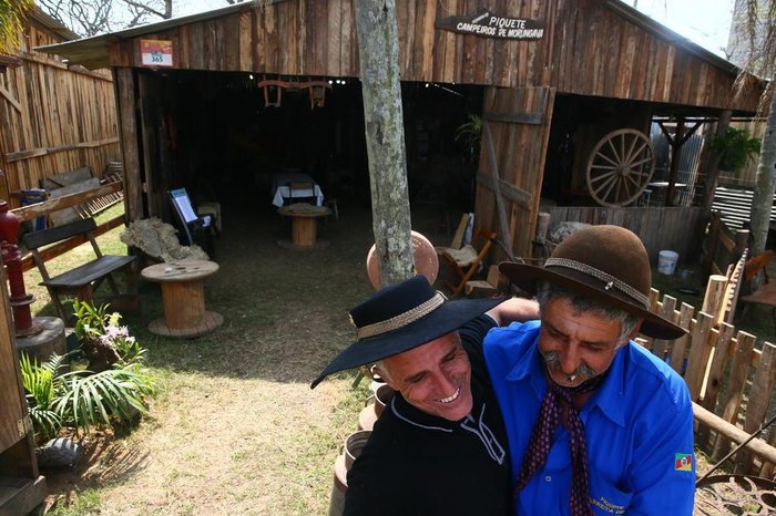  

PORTO ALEGRE - BRASIL - Volnei de Farias Araújo, patrão do piquete Campeiros de Morungava, criou um antiquário no local. Volnei de Farias Araújo com amigo Jucelino Machado, de São Luiz Gonzaga, patrão do piquete Carreta Velha.(FOTO: LAURO ALVES)