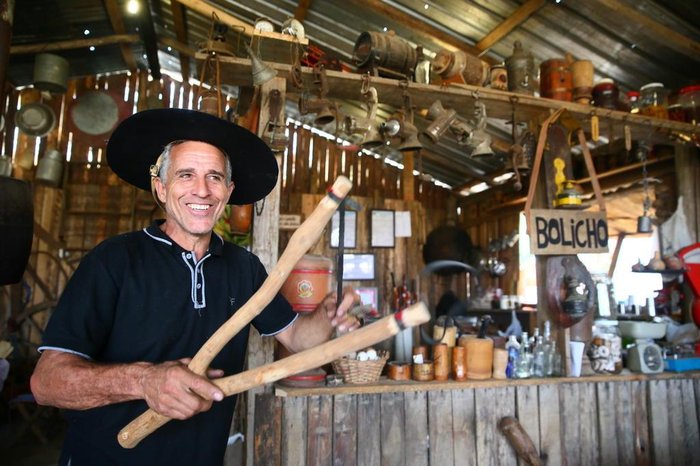  

PORTO ALEGRE - BRASIL - Volnei de Farias Araújo, patrão do piquete Campeiros de Morungava, criou um antiquário no local.(FOTO: LAURO ALVES)