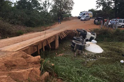 Um caminhão carregado de cimento caiu de uma ponte, na tarde desta segunda-feira (11), na Avenida das Indústrias, na zona norte de Porto Alegre. O veículo ficou quase submerso em um arroio que a por baixo da travessia.