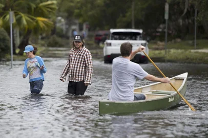 Hurricane Irma hits the Caribbean and Florida

Two people pass a man in a canoe as they wade through the flooded streets of the San Marco historic district of Jacksonville, Florida, on September 11, 2017, after storm surge from Hurricane Irma left the area flooded. / AFP PHOTO / JIM WATSON

Editoria: WEA
Local: Jacksonville
Indexador: JIM WATSON
Secao: disaster (general)
Fonte: AFP
Fotógrafo: STF