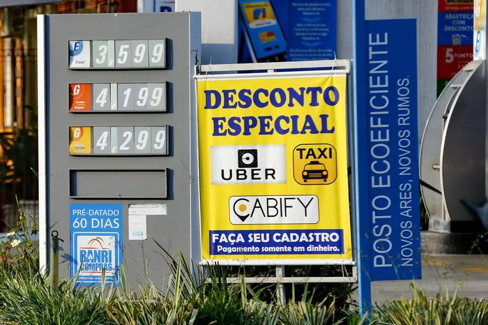  

PORTO ALEGRE, RS, BRASIL 08/03/2017 - Posto de Gasolina na Av. Praia de Belas, 1578 - Gasolina mais cara de Porto Alegre, R$ 4,19 o litro. (FOTO: ROBINSON ESTRÁSULAS/AGÊNCIA RBS)