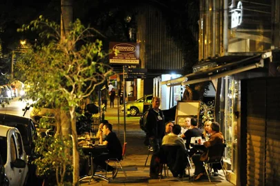  

PORTO ALEGRE, Brasil, 30.08.2013: Iluminação na Rua Padre Chagas, no Bairro Moinhos de Vento, que deve ganhar postes decorativos e  luminárias - mais econômicas - com características semelhantes às utilizadas em décadas passadas na cidade.  Outros trechos de vias como a Rua João Alfredo, na Cidade Baixa, e Rua dos Andradas, no Centro Histórico já receberam a instalação dos postes. (Foto:Carlos Macedo/ ZH Moinhos/ Agência RBS)