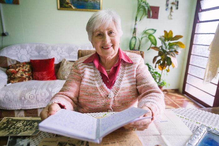  

PORTO ALEGRE, RS, BRASIL, 11/08/2017 : Wanda Zimny, 76 anos nasceu na Polônia, na época da segunda guerra, e escreveu à mão um livro com sua história de vida e dos seus pais na época da guerra. Hoje ela vive sozinha, sem familiares, e escreve para preservar suas memórias e manter a mente ativa. Vamos até a casa dela ouvir essa história.(Omar Freitas/Agência RBS)
Indexador: Omar Freitas